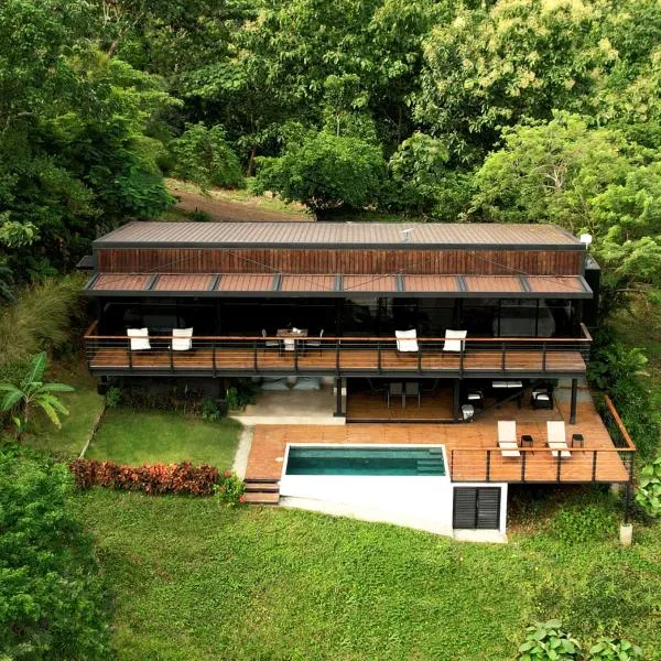 Casa Pelícano - Tropical house w' private pool and ocean views，位于普拉纳维瑙的酒店