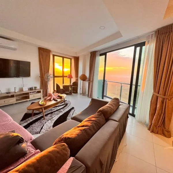 24'HR CHECK IN H'FLOOR SARADISE MERRITON RESIDENCY KUCHING LUXURY BALCONY FACING AIRPORT 3R2B-2Cpark，位于古晋的酒店