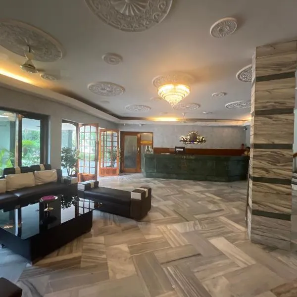 Varada nagavali hotel，位于Srīkākulam的酒店