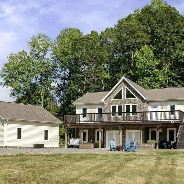 5 bedroom, Lakeside Family Getaway with Playground,位于Louisa的酒店