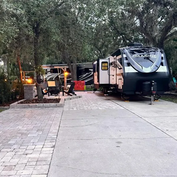 Camper RV in River Ranch，位于River Ranch的酒店