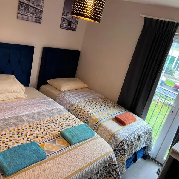 Cozy Twin Room with Private Bathroom near Dublin Airport，位于索兹的酒店