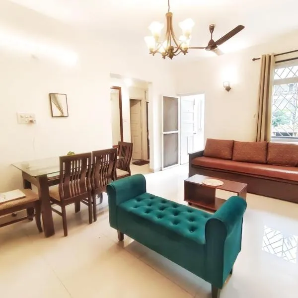Poolside Apartment - Bliss by the Pool Candolim Goa，位于坎多林的酒店