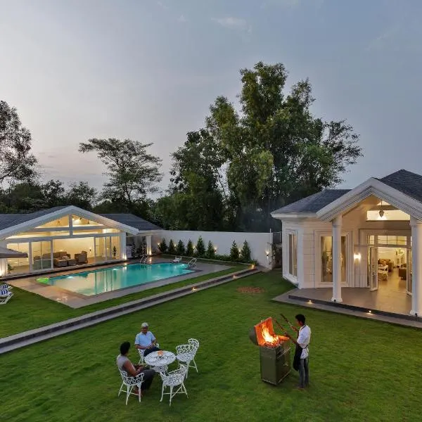 SaffronStays White Pearl - 3BR Vikramgad villa, pool, gazebo, pergola, BBQ & bonfire, near Pinjal, Sajan & Kohoj，位于Zadapoli的酒店