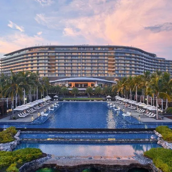 海南蓝湾绿城威斯汀度假酒店（180°全海景客房），位于陵水的酒店