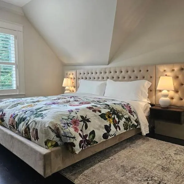 IODE Clark House Top Floor Apartment，位于弗雷德里克顿的酒店