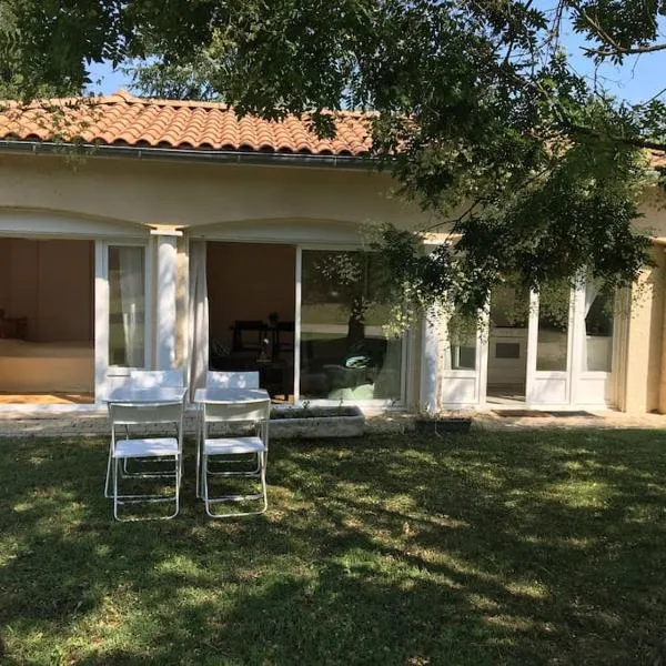 La Grangeneuve la petite maison，位于Marclopt的酒店