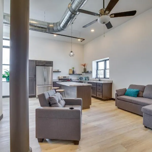 Modern, Open-Concept Apartment: Downtown Cashton!，位于Cashton的酒店
