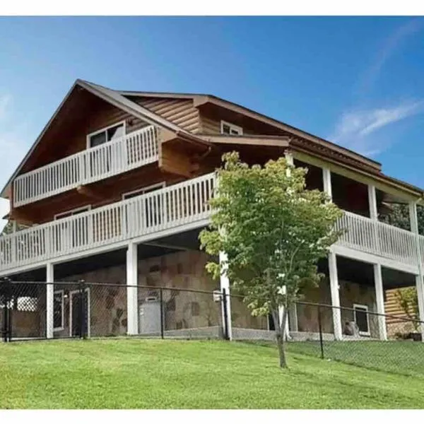 Heartwood Lavish Cottage in the Smoky Mountains，位于鸽子谷的酒店