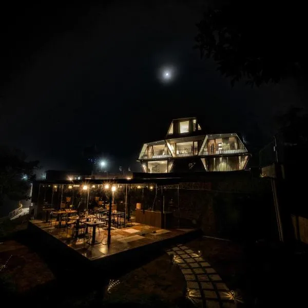 Himadvaya- The Himalayan Prism，位于阿尔莫拉的酒店