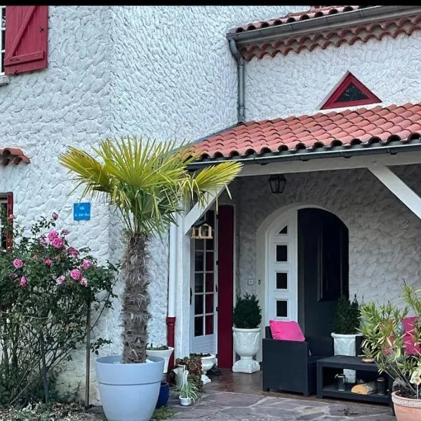 Villa Provençale avec Spa Piscine Privée，位于Ris的酒店