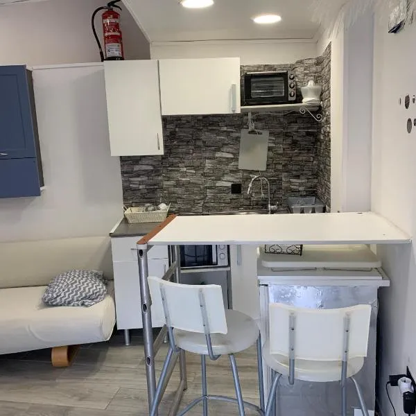 Apartamento con piscina，位于Chiloeches的酒店