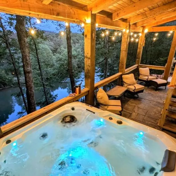 River Retreat Cabin - Living Water Farm，位于克利夫兰的酒店