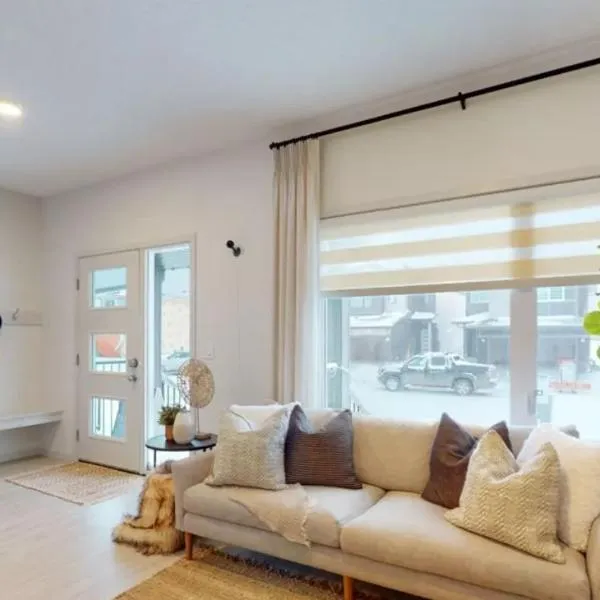 Exquisite 3bedroom home, 16m to WEM & 25m to YEG，位于埃德蒙顿的酒店