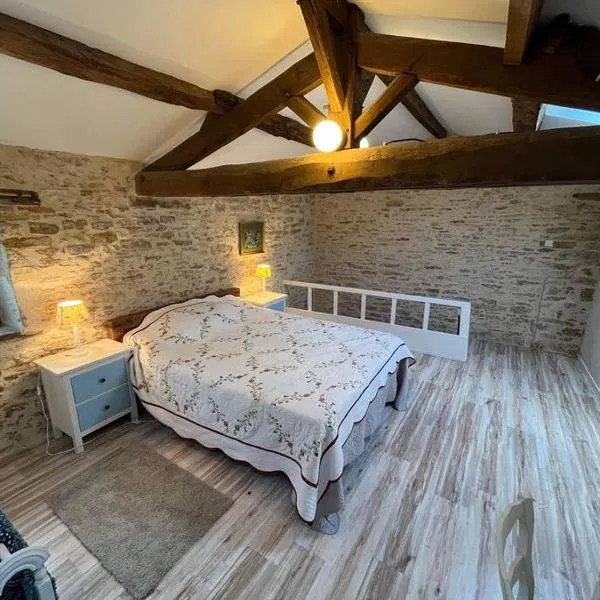 Courtyard cosy cottage，位于Bazoges-en-Pareds的酒店