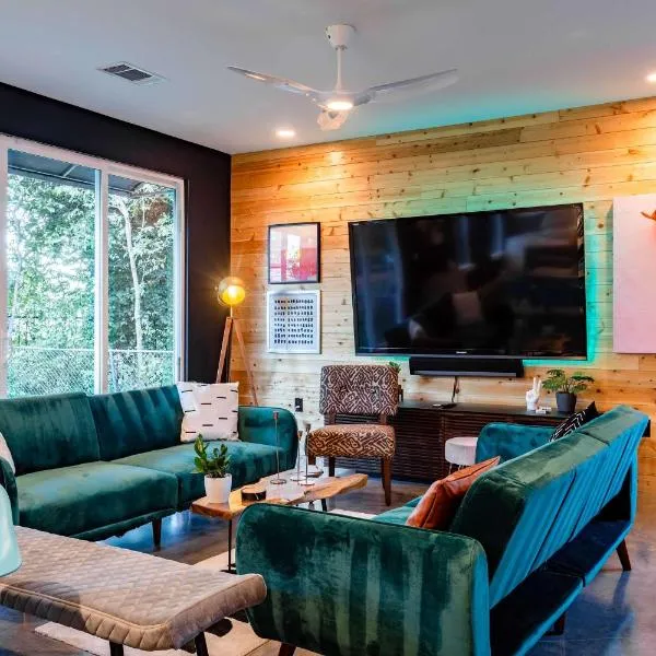 Modern ATX Mansion 6th Street - 3 min scooter，位于奥斯汀的酒店