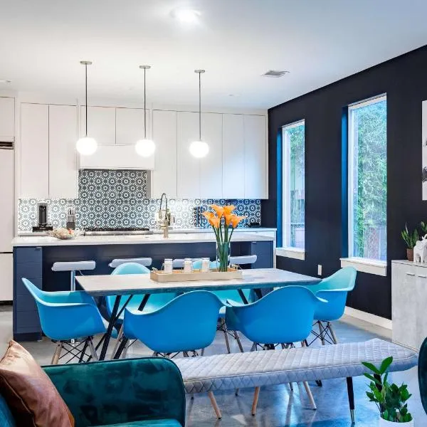 Modern ATX Mansion 6th Street - 3 min scooter，位于奥斯汀的酒店