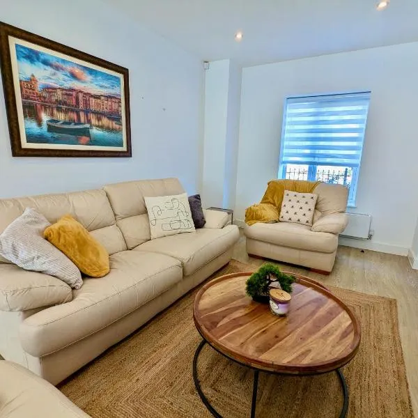 Spacious and Modern Entire Home with Garden，位于斯托克波特的酒店