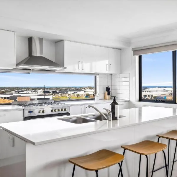 Spacious family home with pool and ocean views，位于托基的酒店