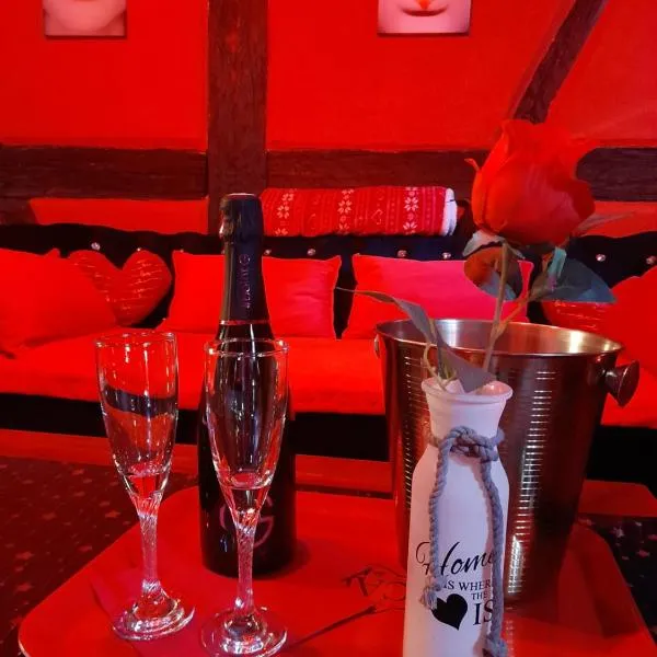 LOVE ROOM Le rouge et noir，位于巴尔的酒店