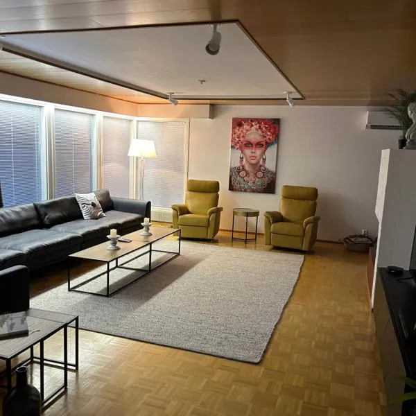 Villa Mänty 200 m2 Arkkitehdin suunnittelema kaupunkikoti rauhallinen sijainti Sauna autokatos，位于塞伊奈约基的酒店