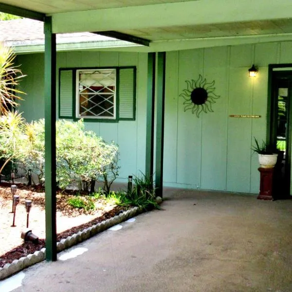 Eric and Nancy's Boutique Bed and Breakfast，位于坦帕的酒店