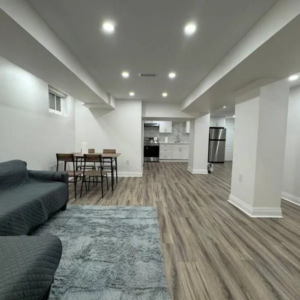 Spacious 2 Bedroom, 2 Bath Suite，位于多伦多的酒店