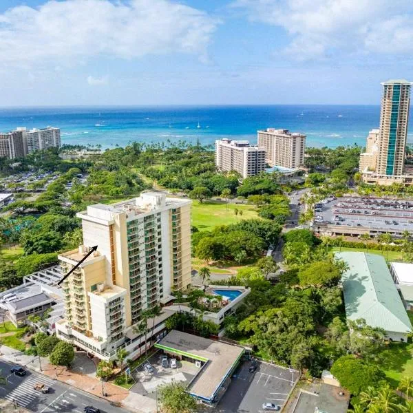 Private owned studio at Luana Hotel, partial ocean & city view, flat rate, no resort fee!，位于檀香山的酒店