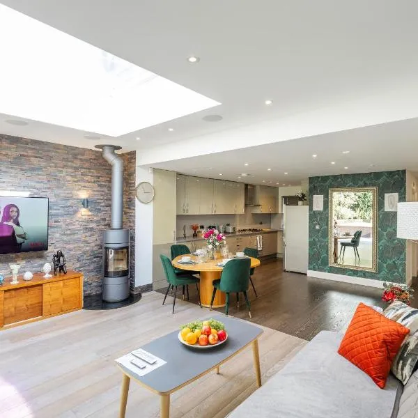Apartment in Guildford with Parking，位于Stoughton的酒店