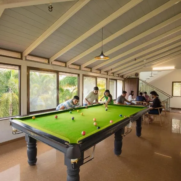 SaffronStays Mango Vino - 3-bdr pool villa in Nashik，位于纳西克的酒店