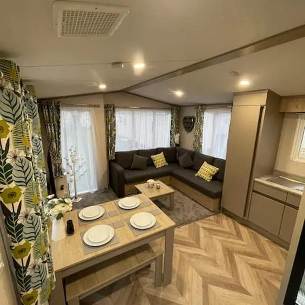 BRAND NEW 6 berth holiday home，位于塞尔西的酒店