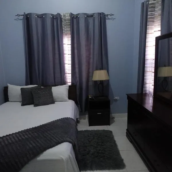 Cool & Cozy Retreat in Jacar Homes，位于Spanish Town的酒店