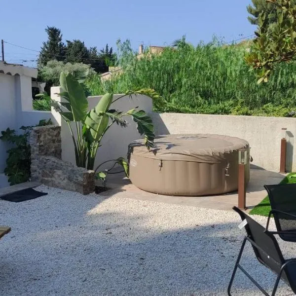 Studio Qu'importe, Jardin, Jacuzzi, Massage，位于邦多勒的酒店