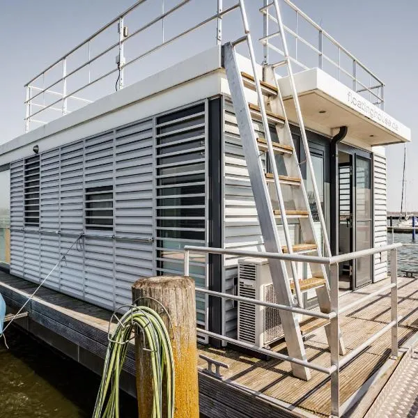 Hausboot Floating House in Ribnitz-Damgarten，位于里布尼茨达姆加滕的酒店