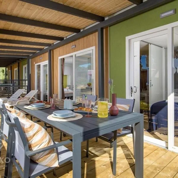 Mobile Home in Pag near Pebble Beach，位于诺瓦利娅的酒店