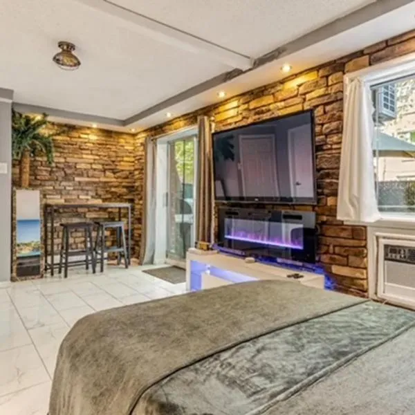 Summer Getaway in Brooklyn Private Room, Bath, Kitchen & Backyard，位于布鲁克林的酒店