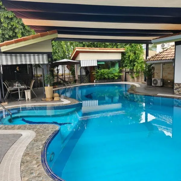 Separate house with swimming pool，位于清迈的酒店