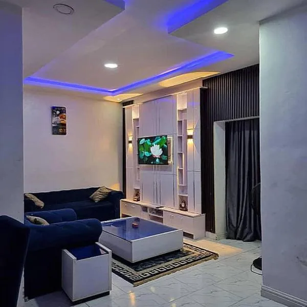 JKA 1-BEDROOM-Apart 24HRS POWER Unlimited WIFI , GARDEN PATIO AREA ,FREE DAILY HOUSEKEEPING，位于拉各斯的酒店
