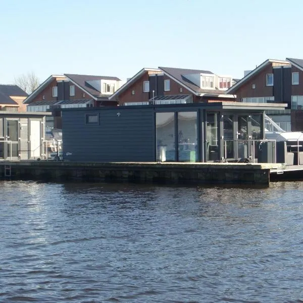 Cozy houseboat at the edge of the marina，位于厄伊特海斯特的酒店