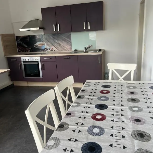 Monteurzimmer 1, Würzburg, Gerbrunn, Gemeinschaft Küche, WC, Dusche，位于Gerbrunn的酒店