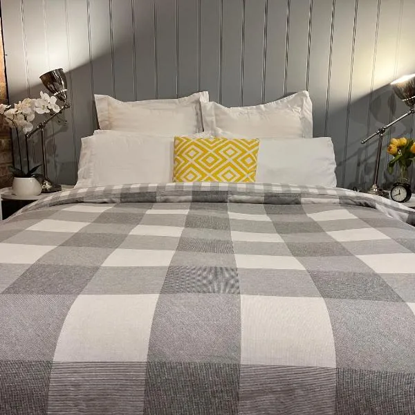 The Coachhouse - studio apartment，位于古尔本的酒店