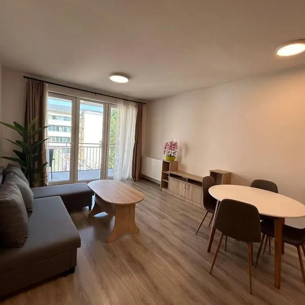 Modern cabin with garage，位于布达佩斯的酒店