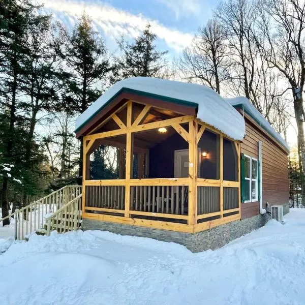 Bear Cub Cabin is a cozy 1 bedroom and loft oasis,位于Sayner的酒店