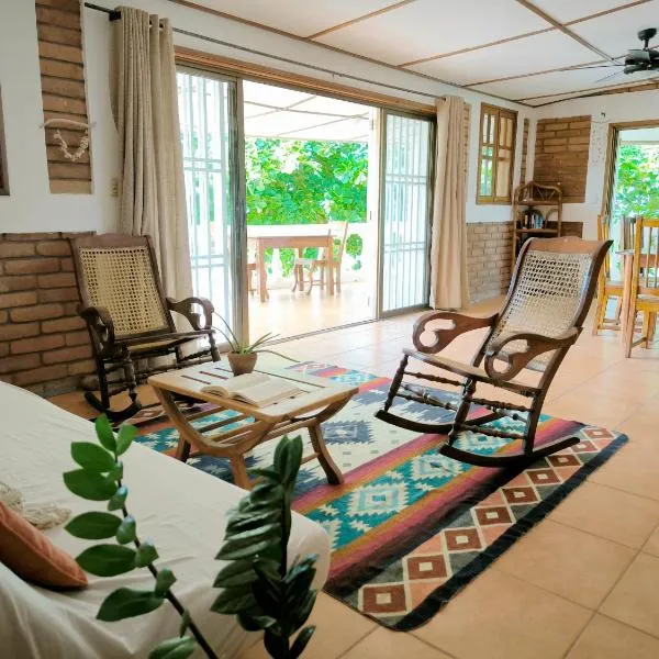 Hideout Surf House，位于El Tránsito的酒店
