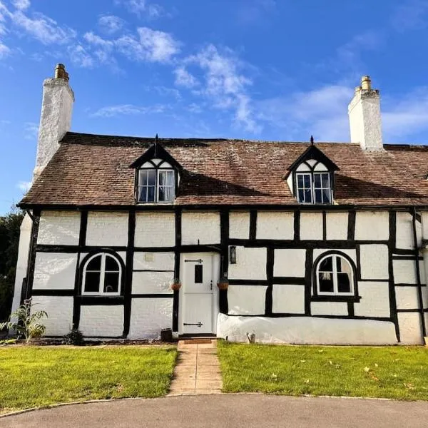 Stylish Tudor Cottage & Hot Tub，位于Coombe Hill的酒店