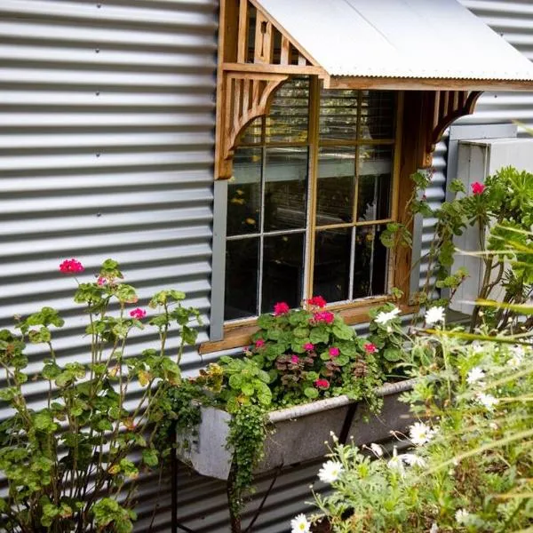Smithy Cottage - Rustic 2 storey stone and iron cottage - near wineries - Hahndorf - nature，位于Bridgewater的酒店