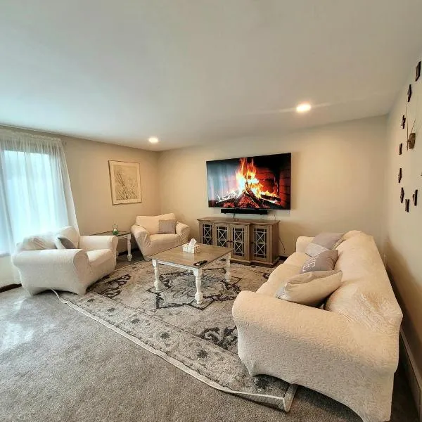 Spacious Buffalo Home Near Niagara Fall, Bills Stadium, Buffalo Airport，位于Depew的酒店