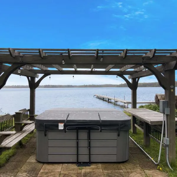 3BR Fife Lake Getaway with Fire Pit & Hot Tub，位于Fife Lake的酒店