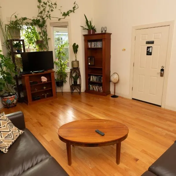 2 bedroom Boston condo in Jamaica Plain with parking，位于波士顿的酒店