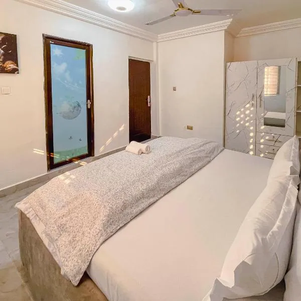 Caroline Appt -spacious deluxe 2 bedroom appt，位于阿克拉的酒店